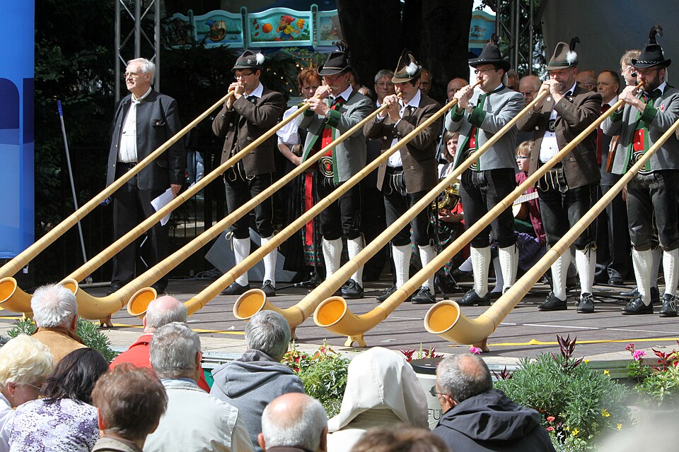 File:Allgäuer Festwoche Stadtpark Alphorn114.jpg